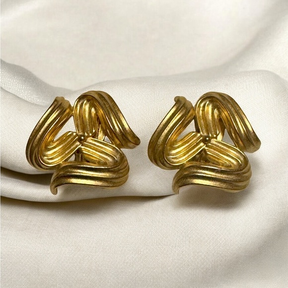 Jewelry - Vintage Elegant Matte Gold-Toned Women's Clip On Earrings